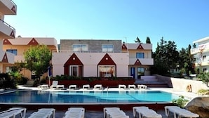 Outdoor pool - Saint Konstantin Beach Apartments (Rhodes)