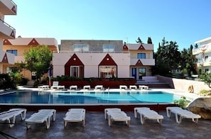 Piscine extérieure (ouverte en saison), parasols de plage
