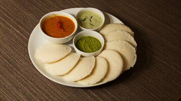 Une assiette de «
idlis
» accompagnée de trois sauces.