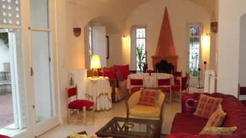 Área de estar no saguão