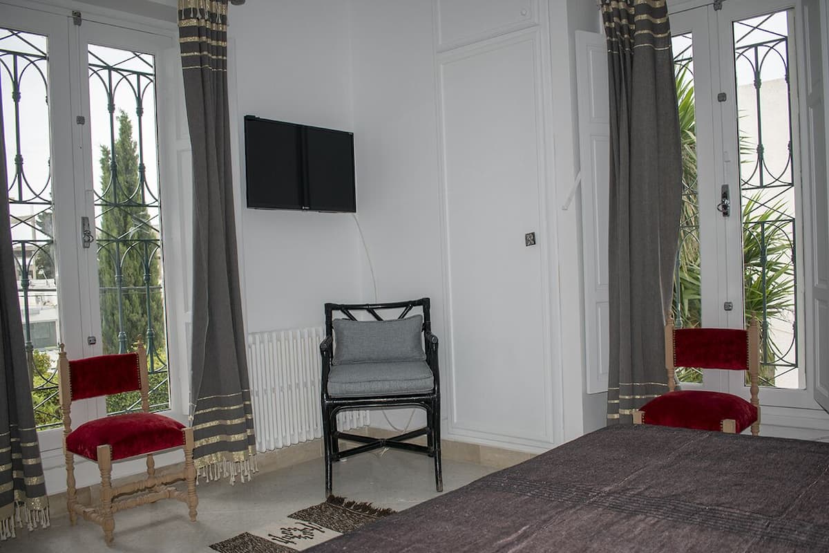 Habitación doble (Alyssa) | Ropa de cama de alta calidad, artículos del minibar gratis y escritorio
