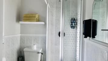 Quadruple Room | Bathroom | Shower, free toiletries, hair dryer, towels