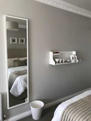 Habitación con 2 camas individuales | Ropa de cama de alta calidad y escritorio