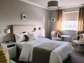 Habitación estándar doble | Ropa de cama de alta calidad y escritorio