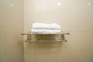 Kamar Double Standar | Fasilitas kamar mandi | Handuk dan tisu toilet