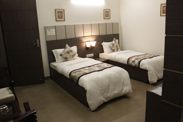 Chambre Deluxe double | Salle de séjour | Téléviseur à écran plat