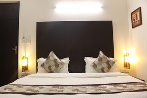 Desk, rollaway beds, free WiFi