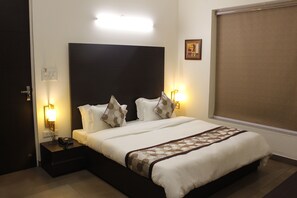 Luxury Room | Living room | Flat-screen TV - Hotel Sai (Bawal)
