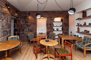 Lobby sitting area - Hotel Grape House (Tbilisi)