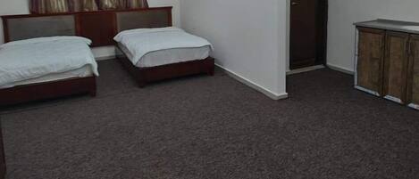 Chambre Standard avec lits jumeaux | Coffre-fort, accĂšs au Wi-Fi (inclus)