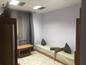 Habitación triple estándar | Sistema de insonorización, camas supletorias, wifi gratis