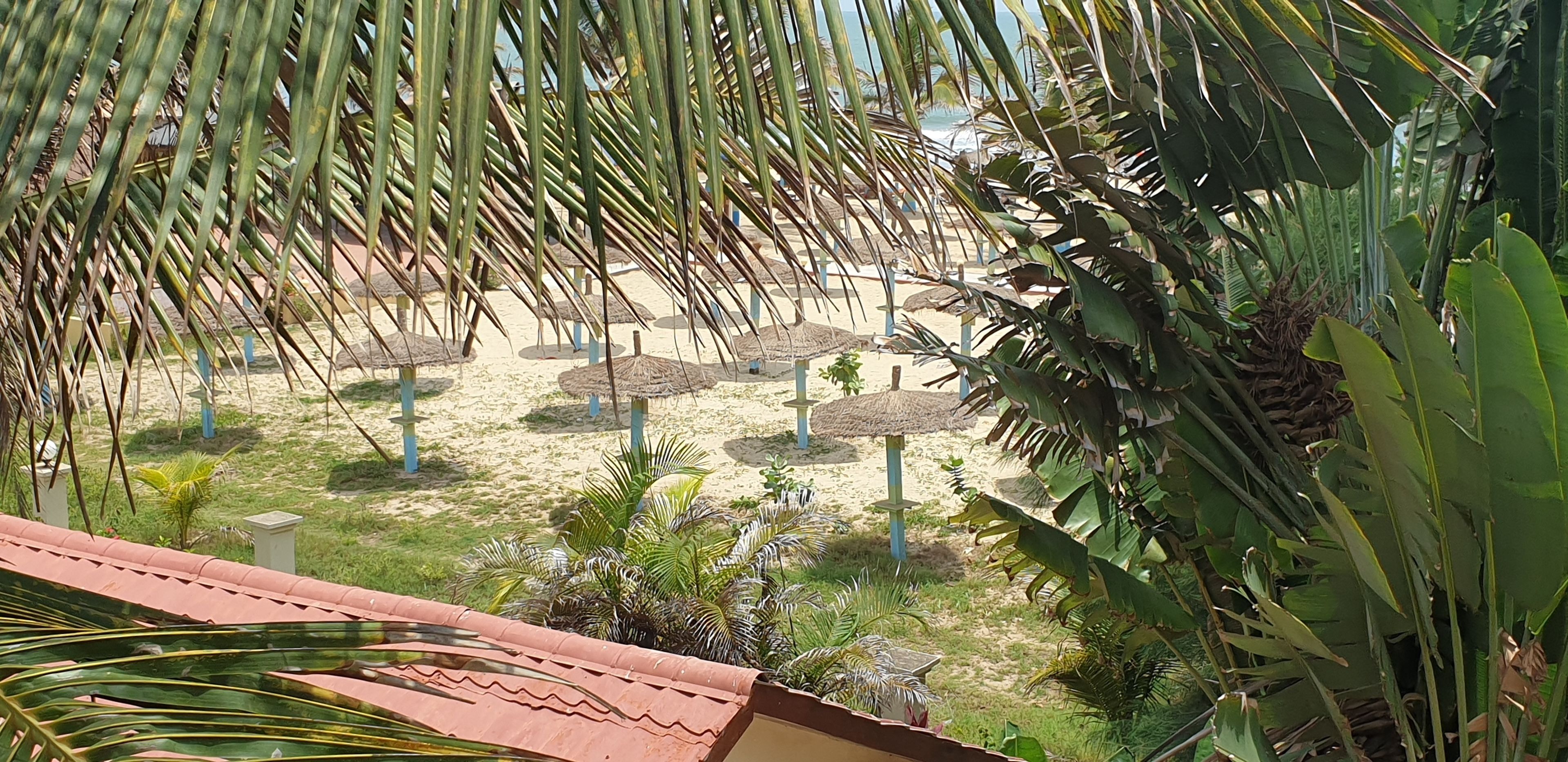 Privatstrand in der Nähe, Liegestühle, Sonnenschirme, Strandtücher