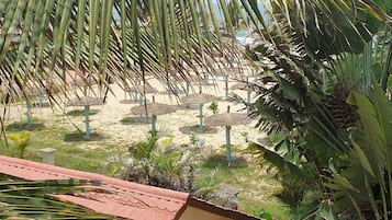 Privatstrand in der Nähe, Liegestühle, Sonnenschirme, Strandtücher