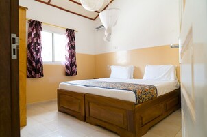 Premium bedding, in-room safe, blackout drapes, soundproofing