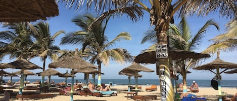 Playa privada en los alrededores, camastros y sombrillas
