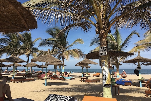 Privatstrand in der Nähe, Liegestühle, Sonnenschirme, Strandtücher