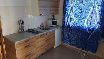Bungalow estándar, 1 habitación | Cocina privada | Frigorífico, microondas, hervidor eléctrico y utensilios de cocina
