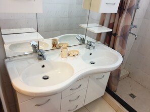 Villa Deluxe, 2 habitaciones | Baño | Regadera, regadera tipo lluvia, secadora de cabello, toallas 
