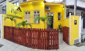 Vista frontal de la propiedad