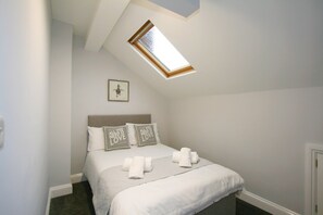 Desk, iron/ironing board, free WiFi, bed sheets -  Nelson Serviced Apartments (Gloucester)