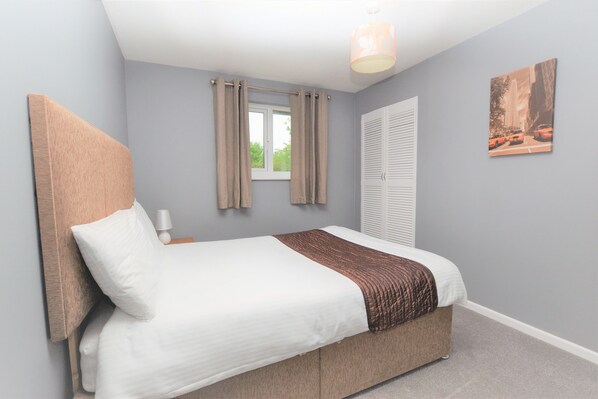 Desk, iron/ironing board, free WiFi, bed sheets - Nelson Serviced Apartments (Gloucester)