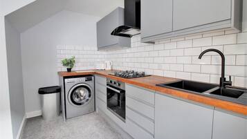 Full-sized fridge, microwave, oven, stovetop