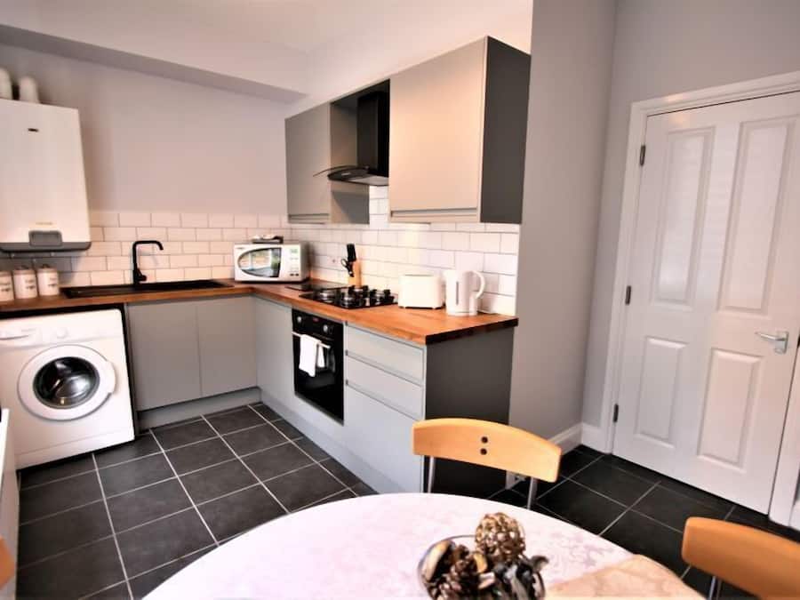 Deluxe Apartment | Private kitchen | Full-size fridge, microwave, oven, stovetop