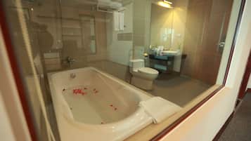 Suite Junior | Kamar mandi | Perlengkapan mandi gratis, pengering rambut, sandal, dan kloset