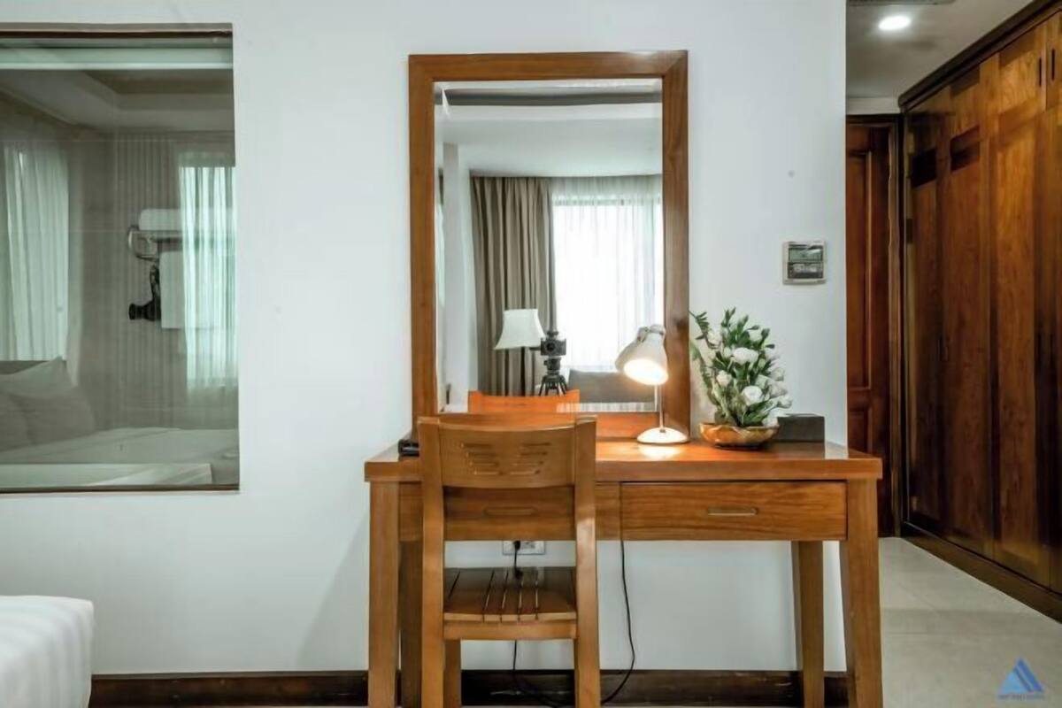 1 dormitori, minibar i escriptori