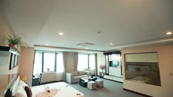 Junior Suite | 1 bedroom, minibar, desk, laptop workspace