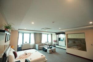 Minibar, escritorio y espacio para trabajar con laptop 