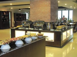 Se sirven desayunos, almuerzos y cenas; cocina local e internacional