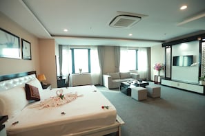 Minibar, desk, laptop workspace, blackout curtains - Kim Thai Hotel (Thai Nguyen)