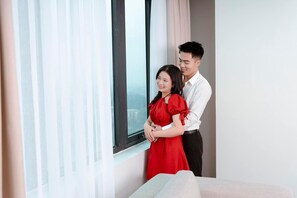 Minibar, desk, laptop workspace, blackout curtains - Kim Thai Hotel (Thai Nguyen)
