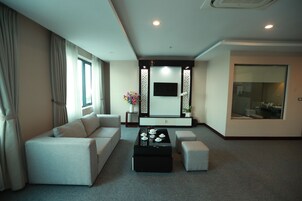 Minibar, escritorio y espacio para trabajar con laptop 