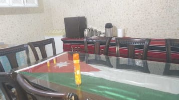 Dormitorio compartido City | Cocina compartida | Frigorífico, microondas, horno y placa de cocina