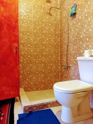 Chambre Familiale Double ou avec lits jumeaux, plusieurs chambres, côté montagne | Salle de bain