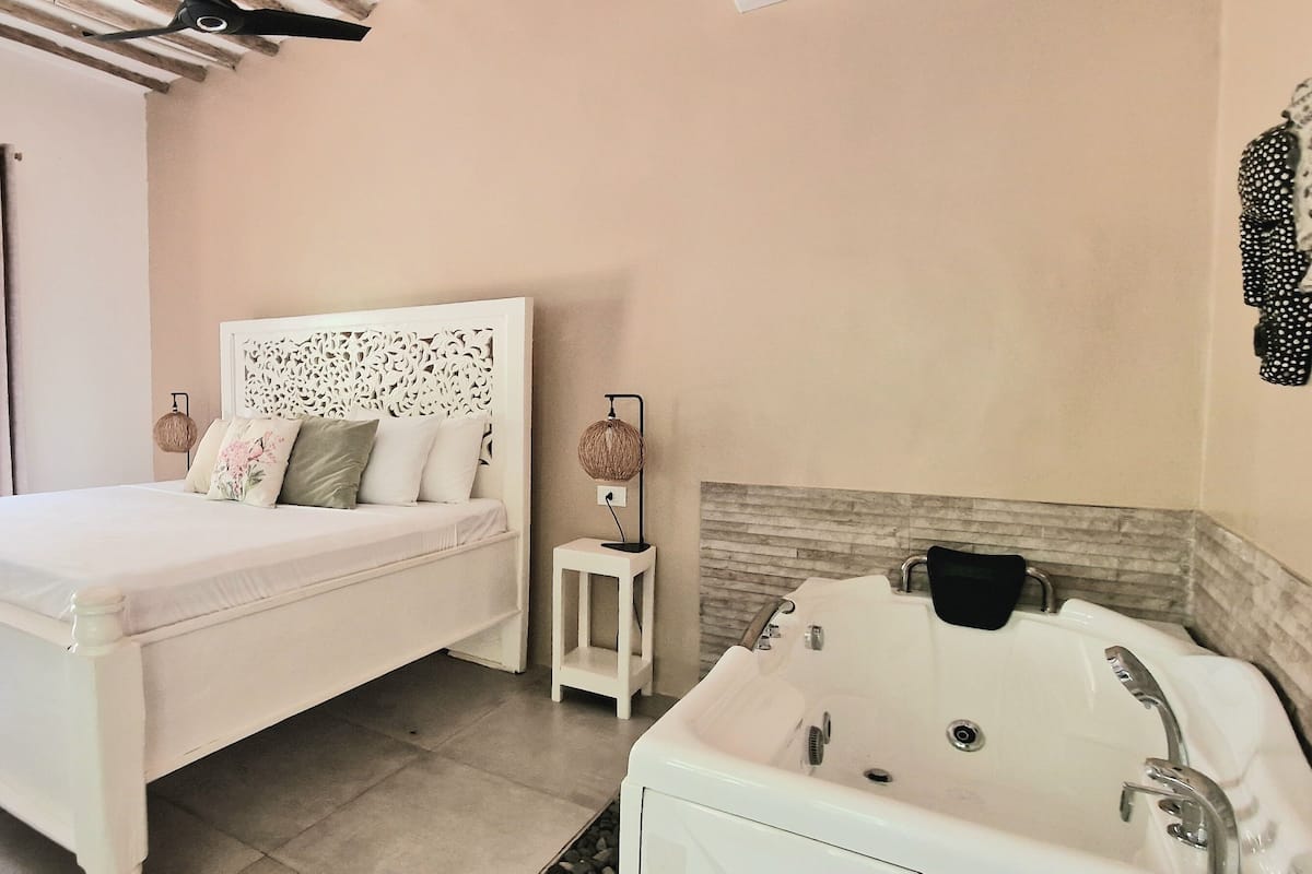Family Suite (savane) | 1 bedroom, blackout curtains, free WiFi, bed sheets