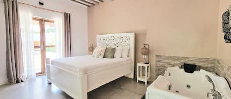 Family Suite (savane) | Blackout drapes, free WiFi, bed sheets