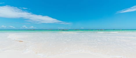 Private beach, white sand, sun loungers, beach towels