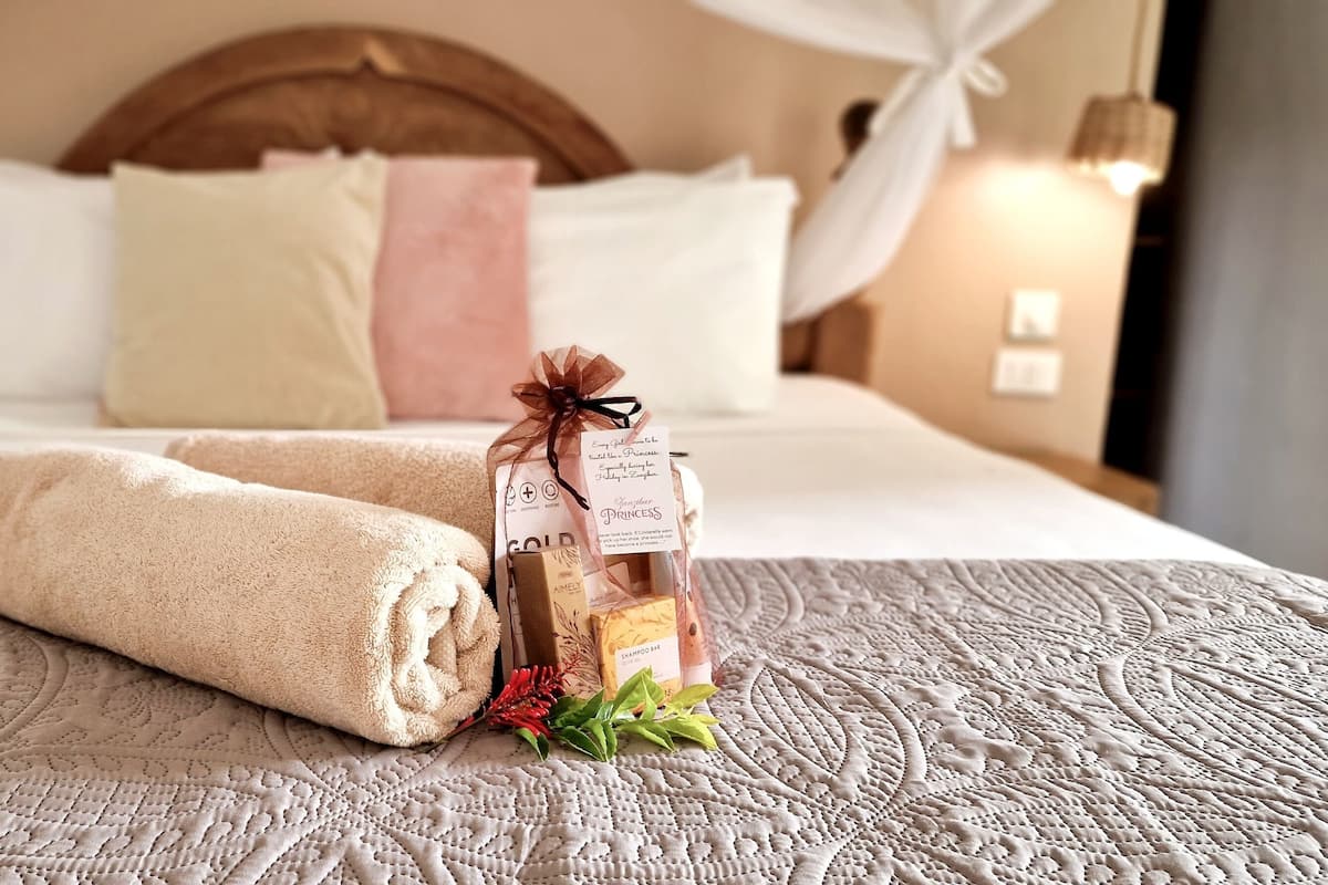 Phòng đôi Deluxe, 1 giường cỡ king (tropical) | Màn/rèm cản sáng, truy cập Internet không dây miễn phí, bộ trải giường 