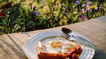 Petit déjeuner composé de spécialités régionales (100 THB par personne)