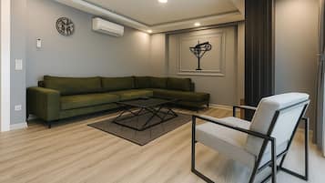 Familienapartment, 2 Schlafzimmer | Wohnbereich | 109-Zoll-LCD-Fernseher mit Satellitenempfang, Fernseher