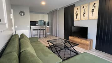 Luxury Daire, 1 Yatak Odası | Oturma alanı | Uydu yayını kanalları bulunan 109 inç LCD televizyon, televizyon