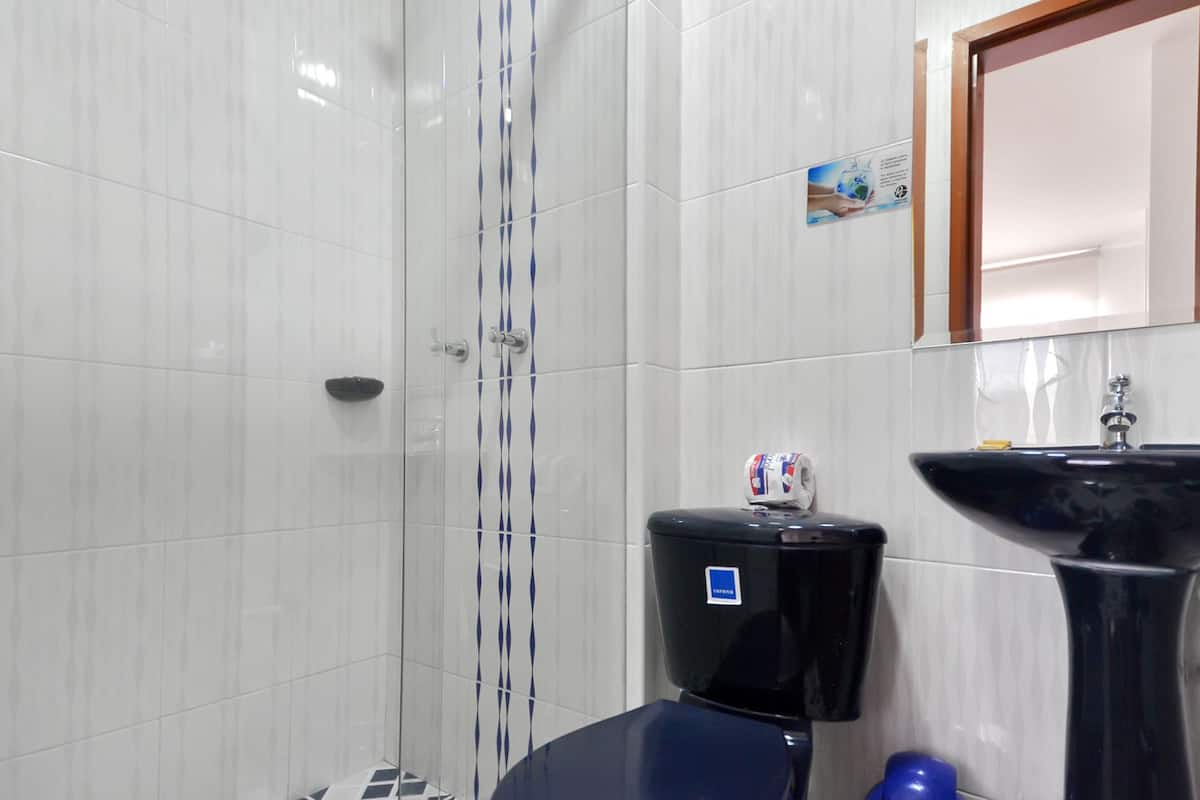 Buồng tắm vòi sen, khăn tắm 