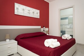 Familierom, eget bad, byutsikt | Sengetøy av topp kvalitet, dundyner, memory foam-senger og skrivebord