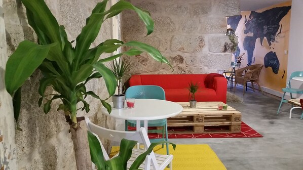 Lobby sitting area - O2 Hostel (Porto)