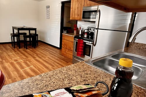 Condo Affaires, plusieurs chambres | Cuisine privée | Réfrigérateur grande capacité avec congélateur, un four