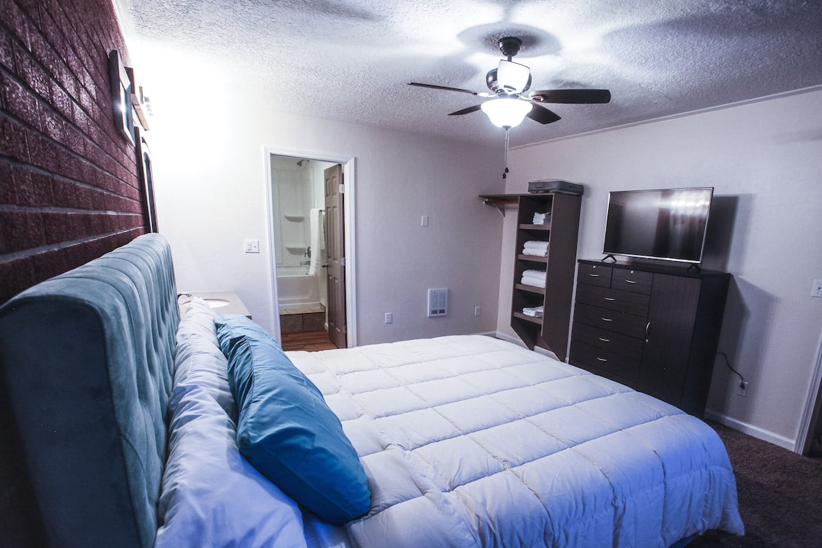 Business Apartment, 1 Bedroom, Kitchen, Courtyard View | Interior detail