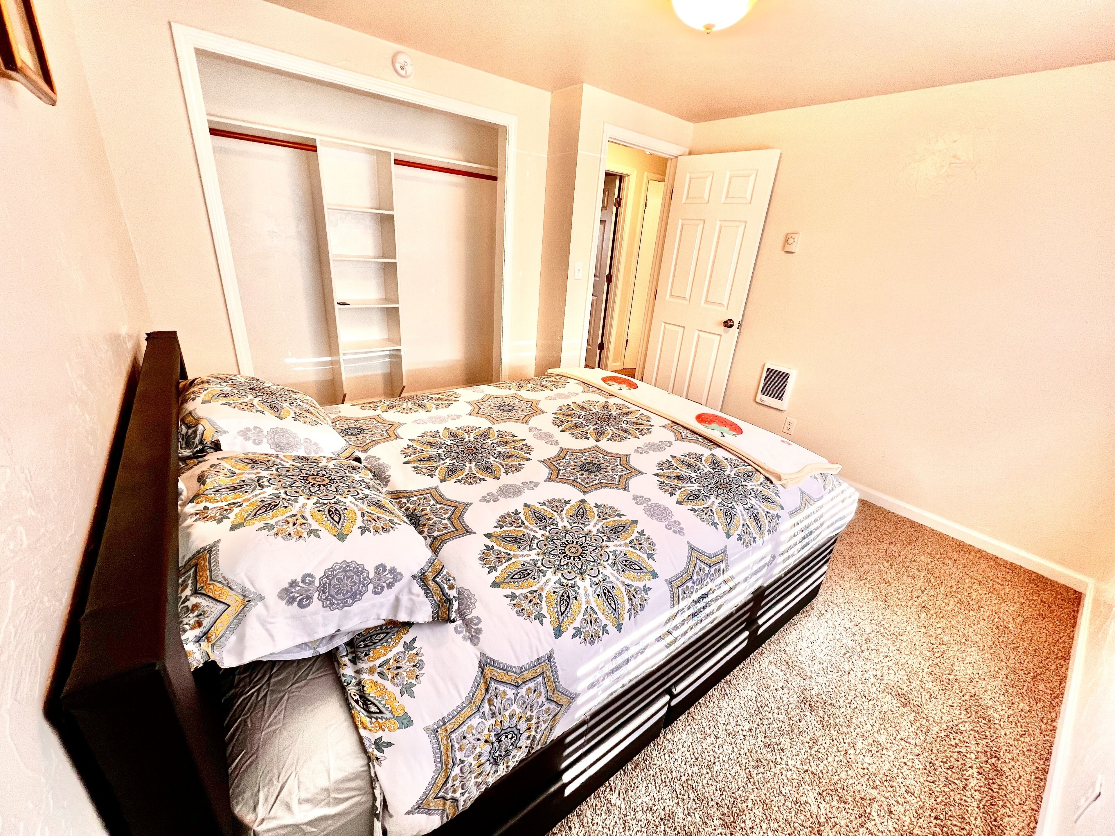 Una camera da letto con un letto, un armadio e una porta.
